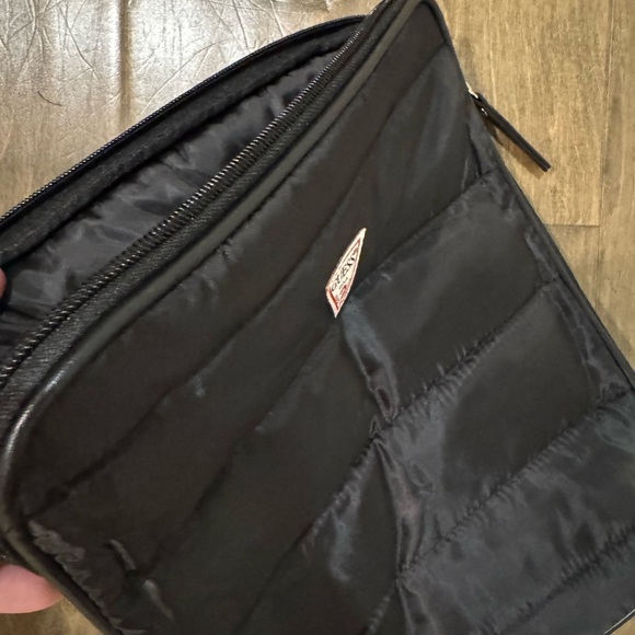 NWT Guess Laptop Bag - Picture 2 of 3